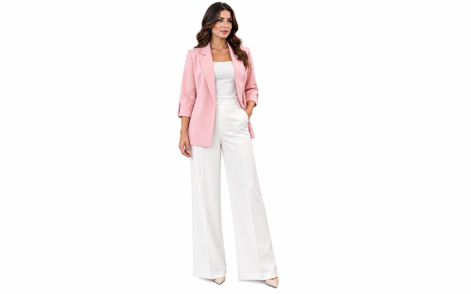 Blazer rosa con mangas tres cuartos y pantalón blanco de tiro alto